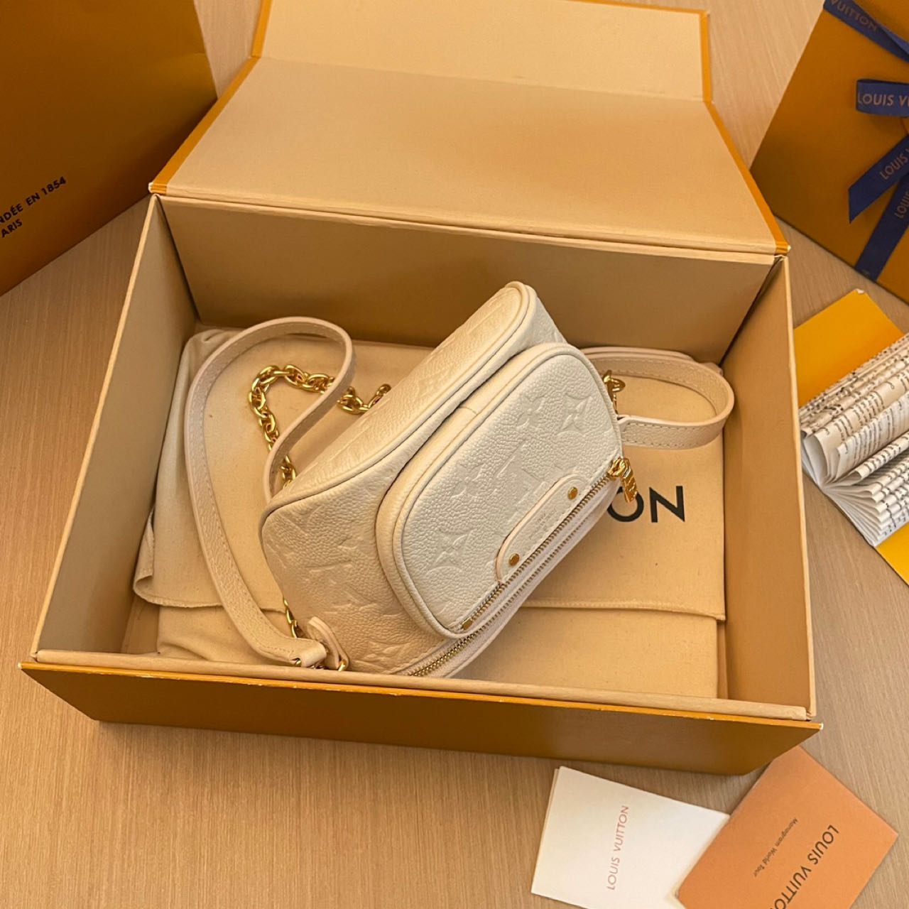 Louis Vuitton Mini Bumbag   M83275 - 