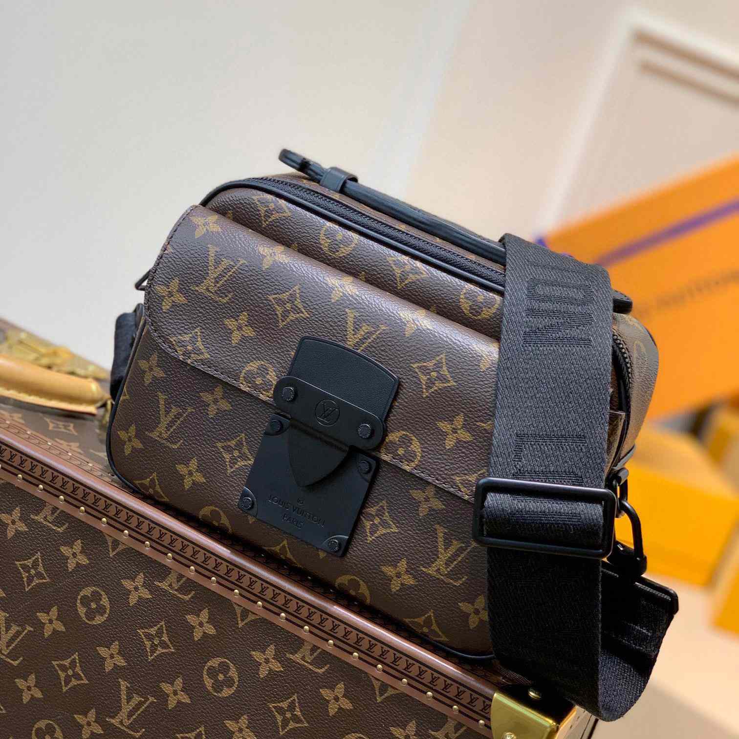 Louis Vuitton S Lock Messenger    M45806 - DesignerGu