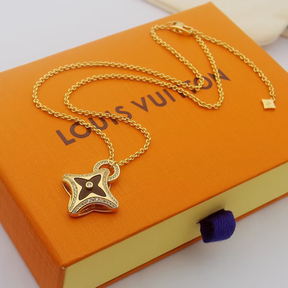 Louis Vuitton Ever Blossom Pendant, Yellow Gold - 