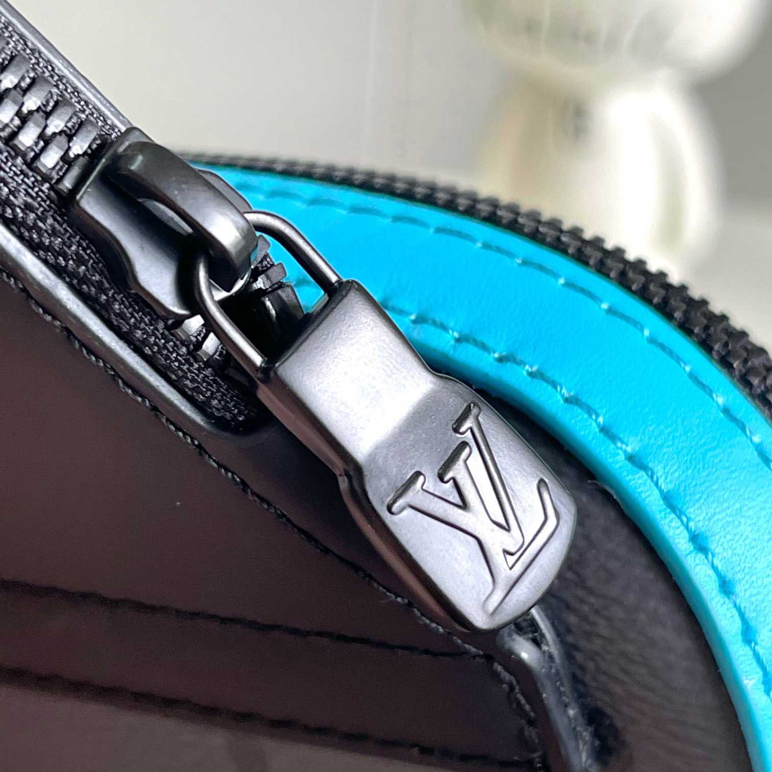 Louis Vuitton Avenue Slingbag PM   M11703 - 