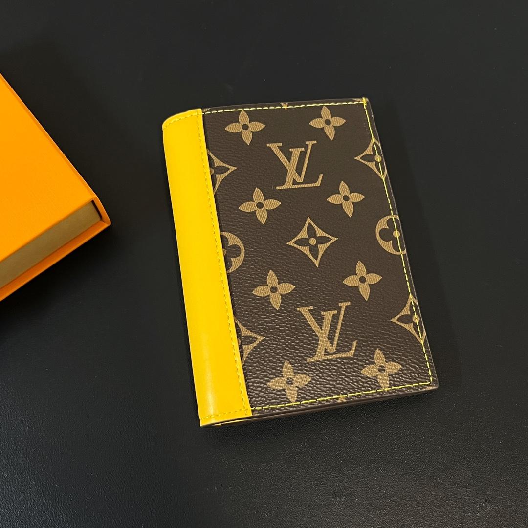 Louis Vuitton Passport Cover   M82864 - 