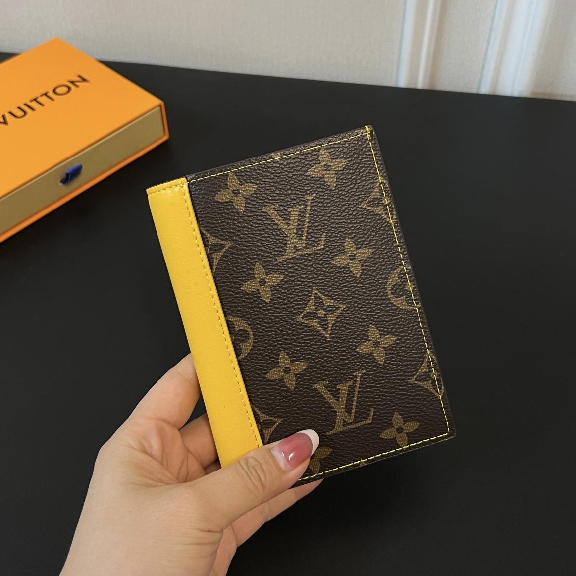 Louis Vuitton Passport Cover   M82864 - 