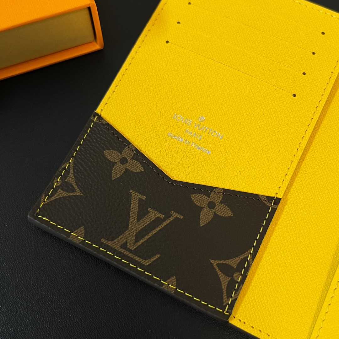 Louis Vuitton Passport Cover   M82864 - 