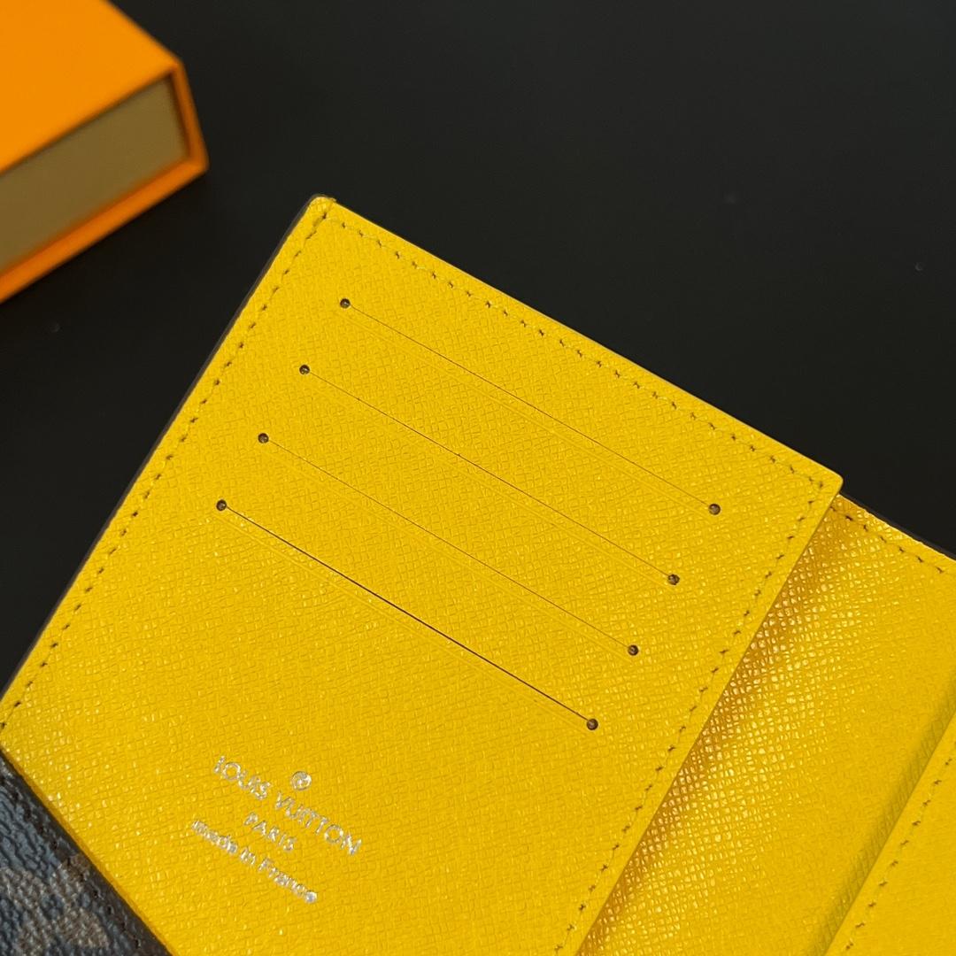 Louis Vuitton Passport Cover   M82864 - 