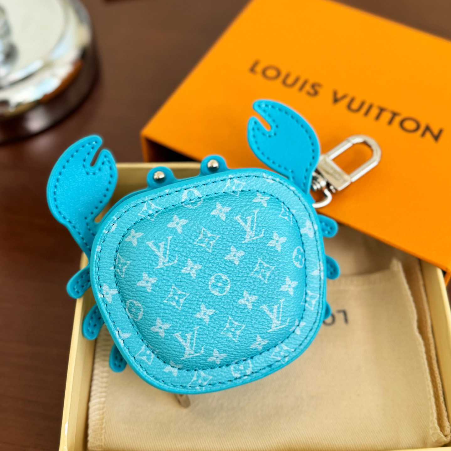 Louis Vuitton LV Crab Bag Charm   M01930 - 