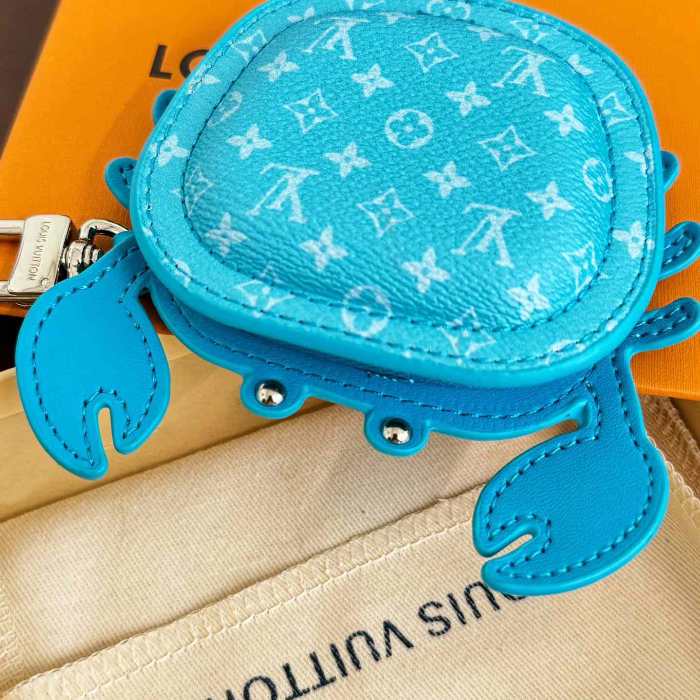 Louis Vuitton LV Crab Bag Charm   M01930 - 