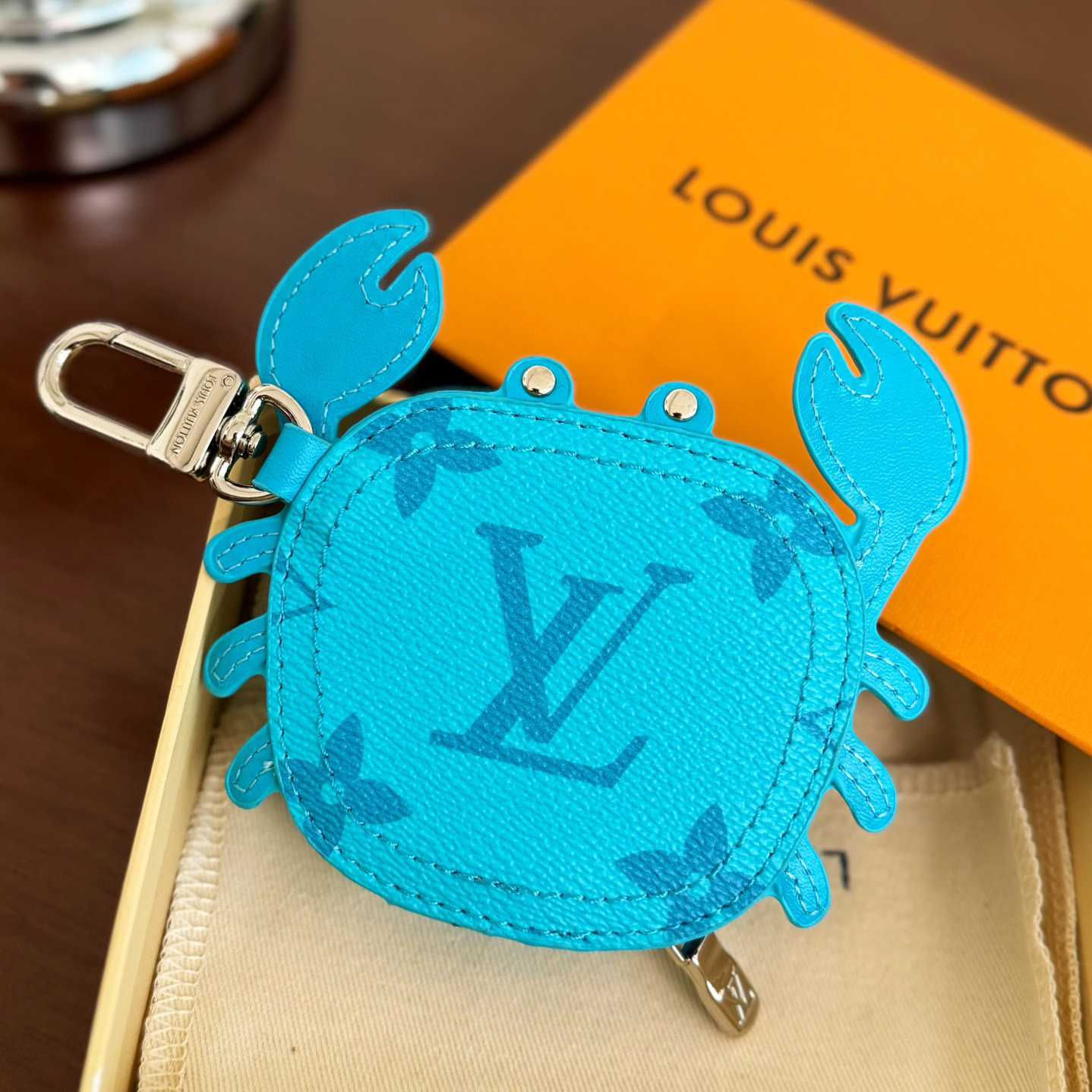Louis Vuitton LV Crab Bag Charm   M01930 - 