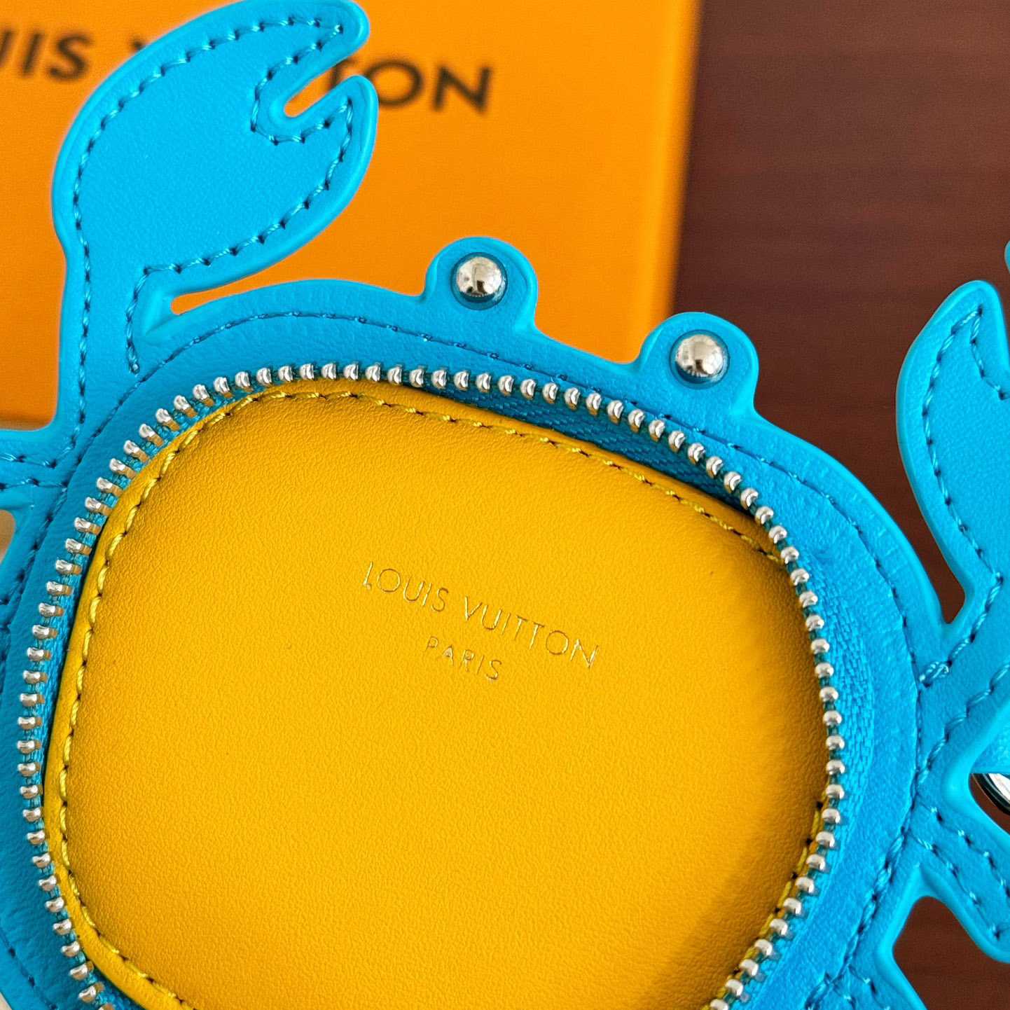 Louis Vuitton LV Crab Bag Charm   M01930 - 
