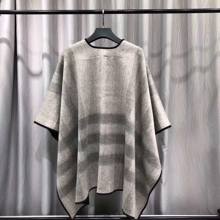 Burberry Charlotte Reversible Wool Felt Cape    140*140cm - 