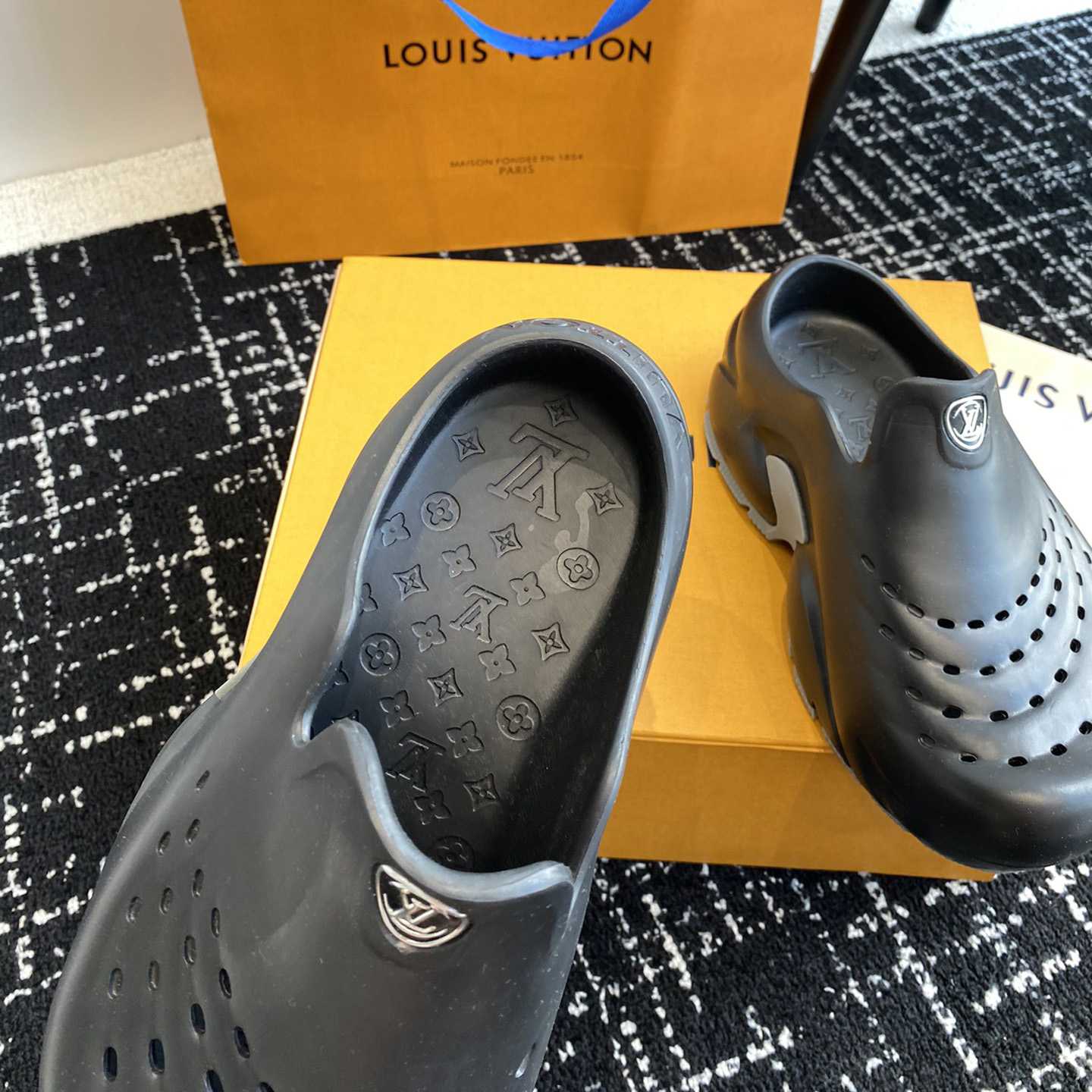 Louis Vuitton LV Shark Clog   1ABSN3 - 