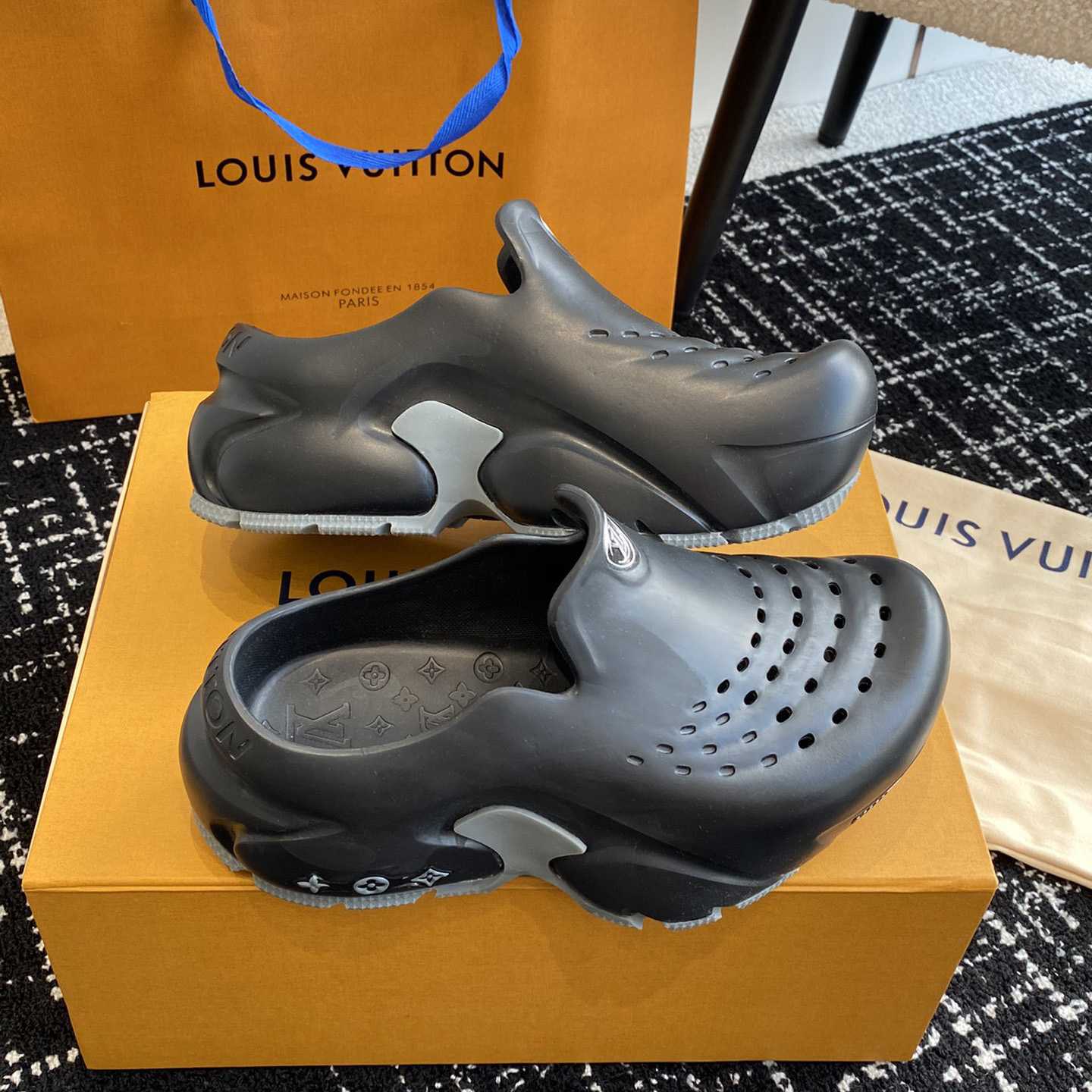 Louis Vuitton LV Shark Clog   1ABSN3 - 