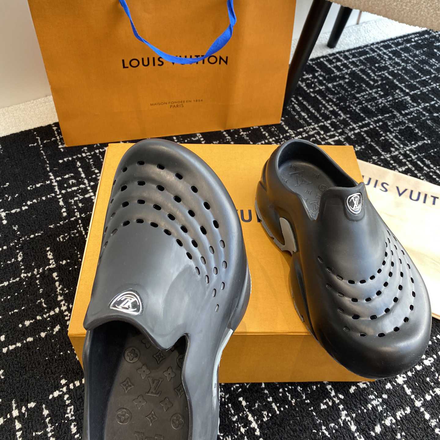 Louis Vuitton LV Shark Clog   1ABSN3 - 