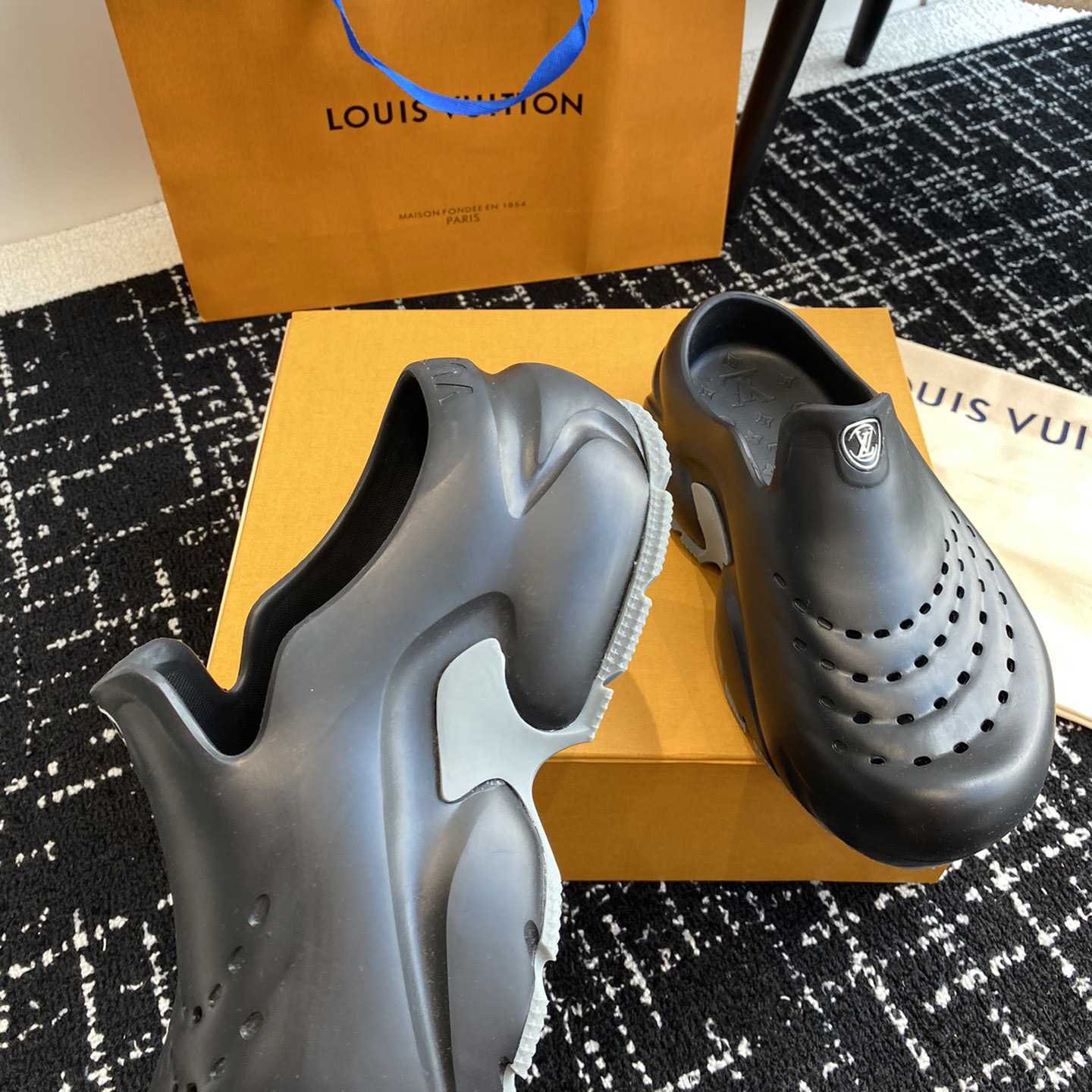 Louis Vuitton LV Shark Clog   1ABSN3 - 