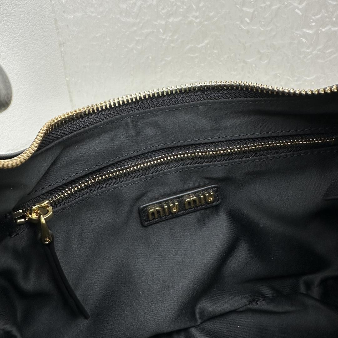 Miu Miu Nappa Leather Pocket Bag (21-12-6cm) - 