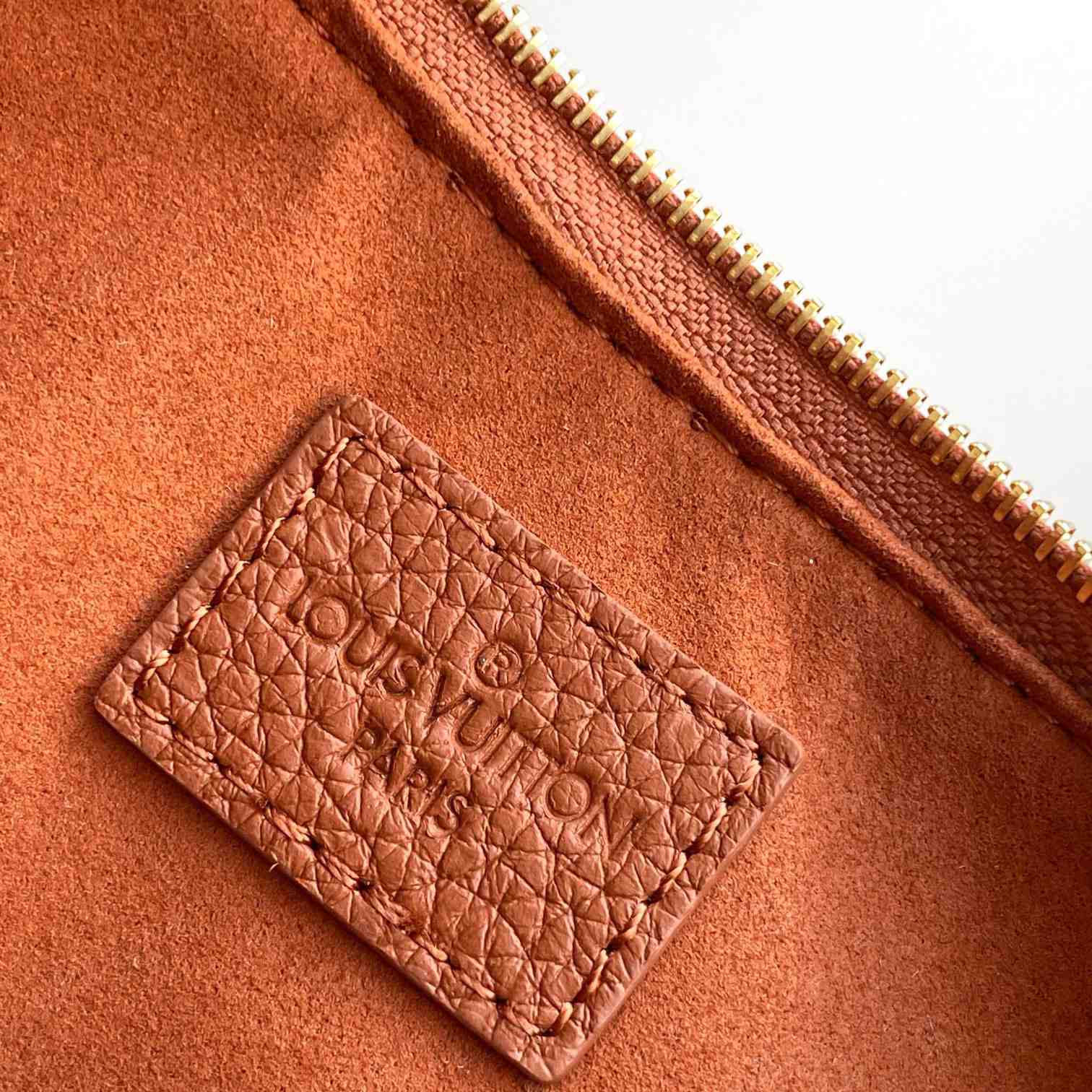 Louis Vuitton Liv Pochette  M11916 - 
