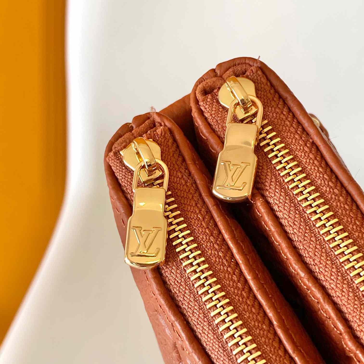 Louis Vuitton Liv Pochette  M11916 - 