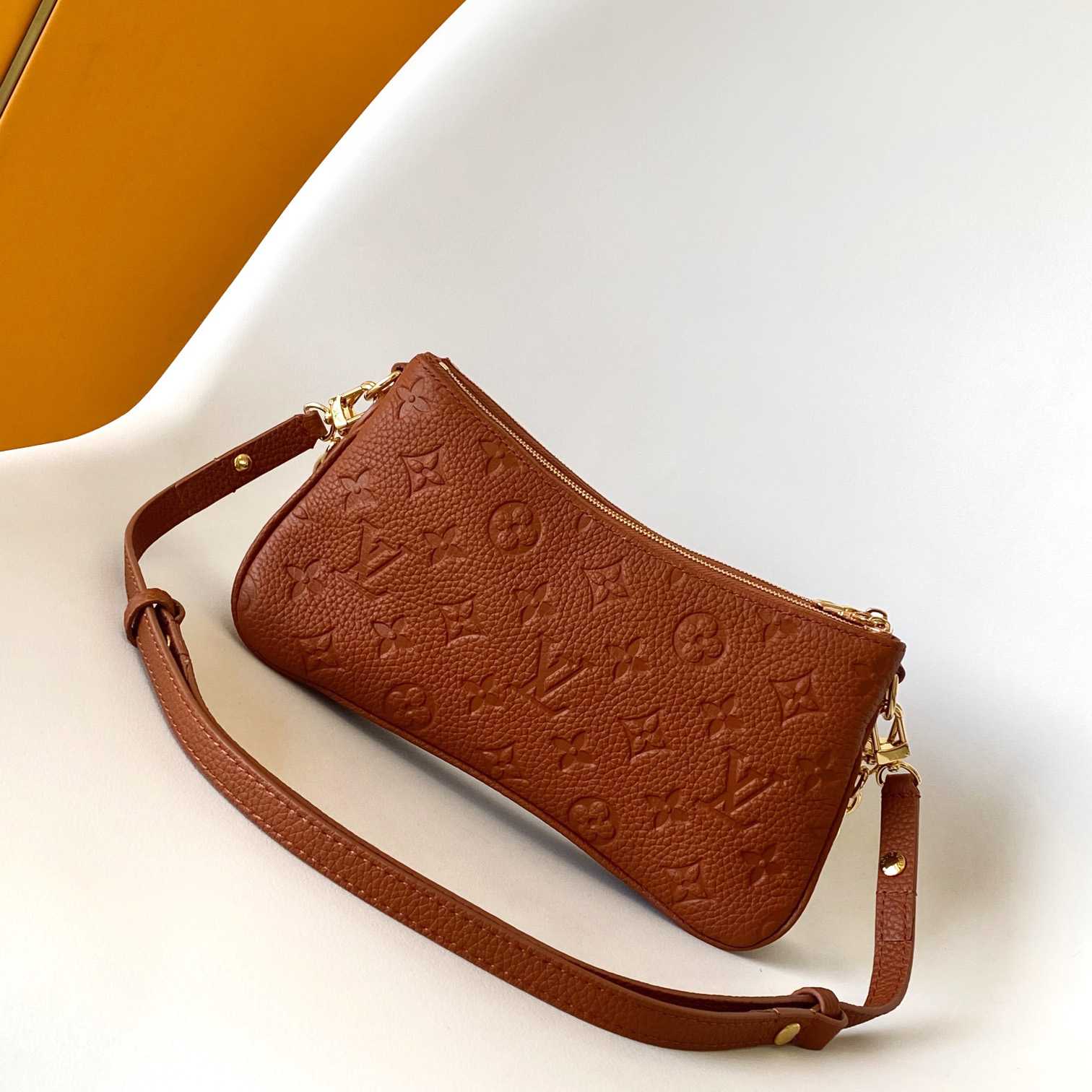 Louis Vuitton Liv Pochette  M11916 - 