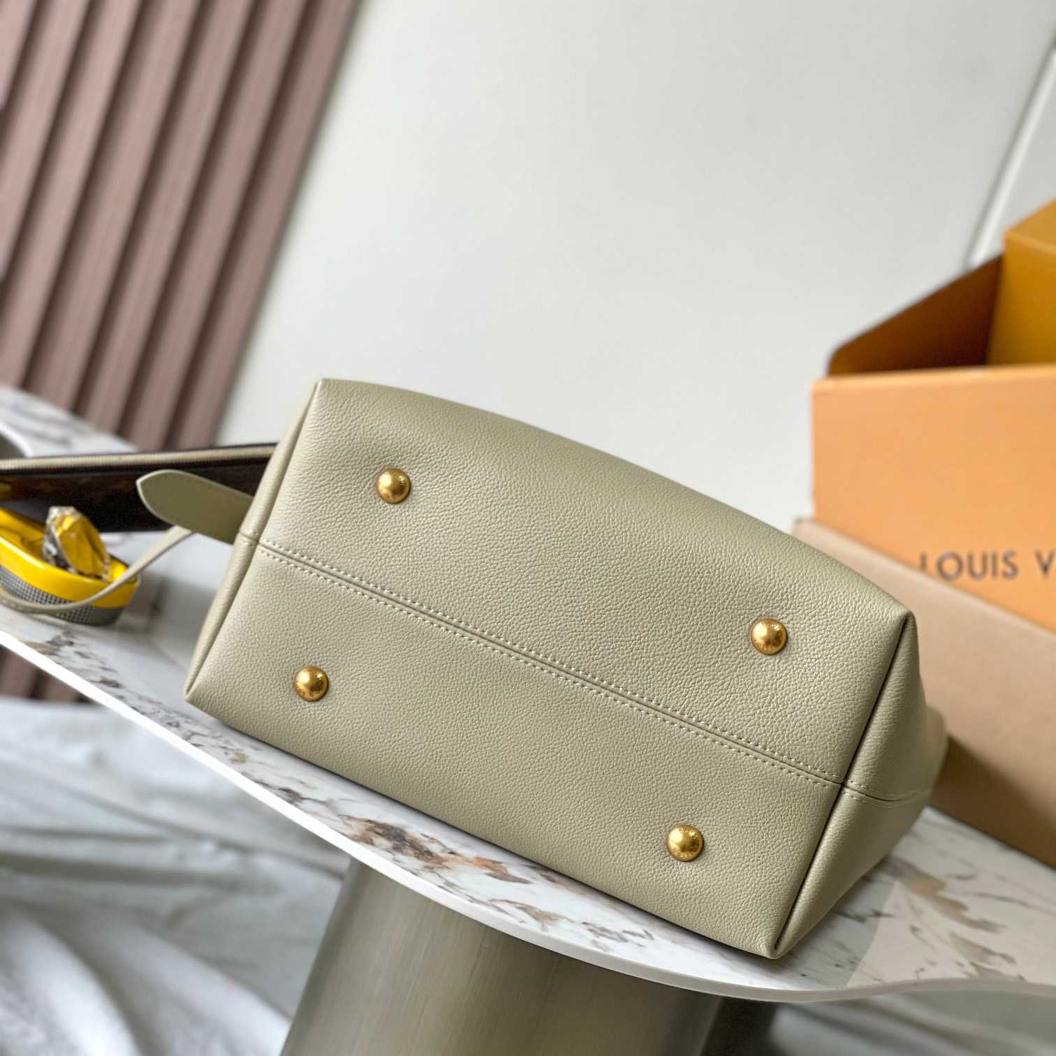 Louis Vuitton Low Key Hobo MM   M24988 - 