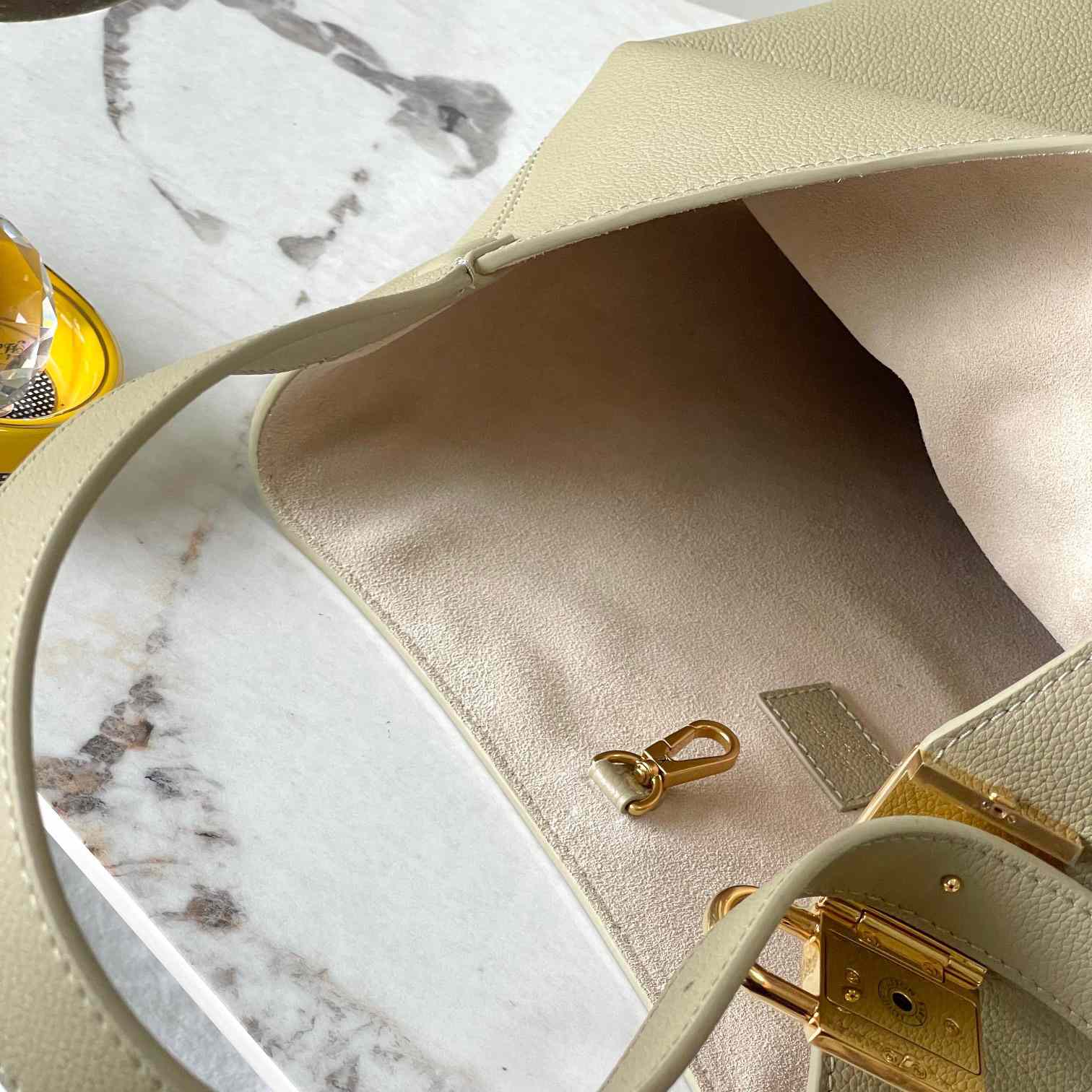 Louis Vuitton Low Key Hobo MM   M24988 - 