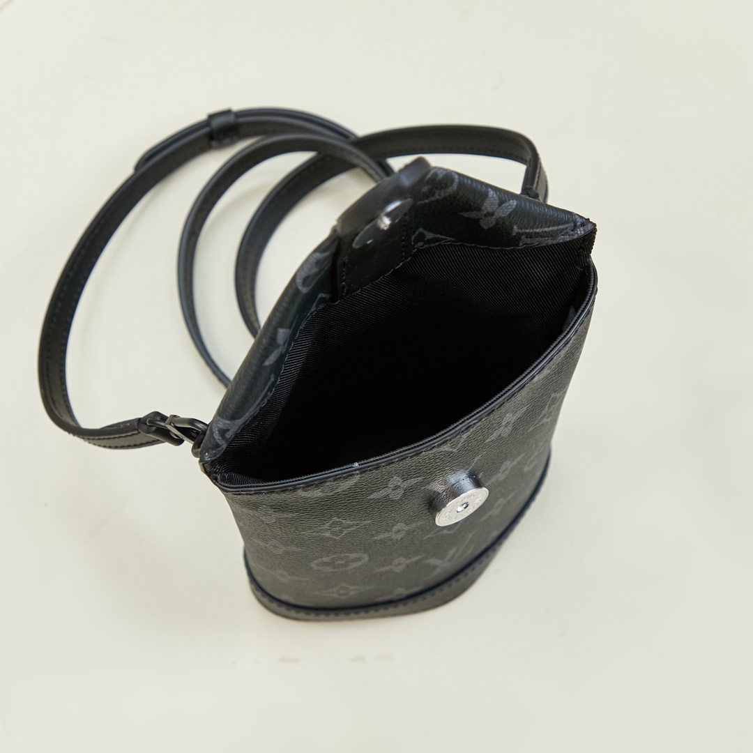 Louis Vuitton Envelope Pouch  M11613 - 
