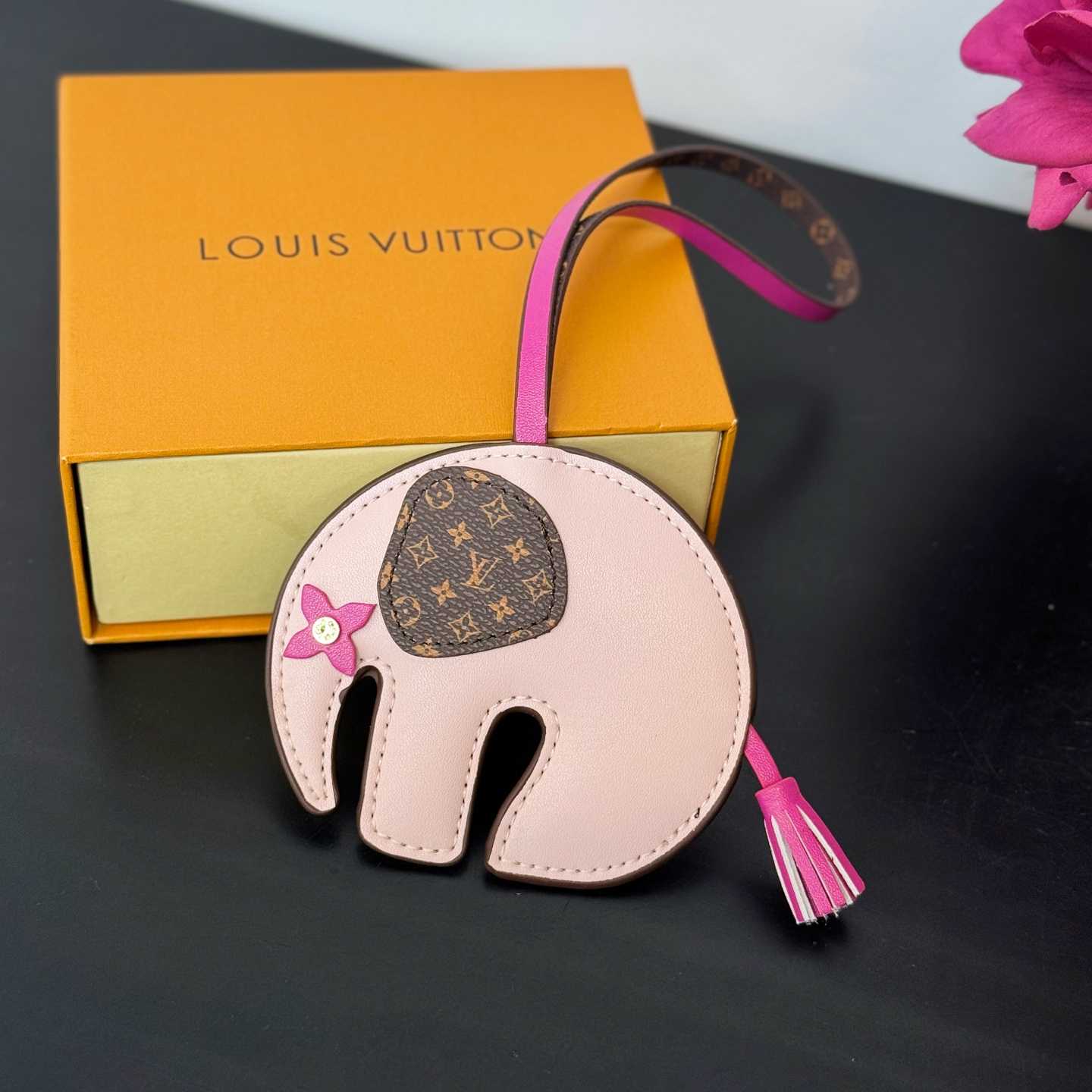 Louis Vuitton LV Elephant Bag Charm   M02383 - DesignerGu