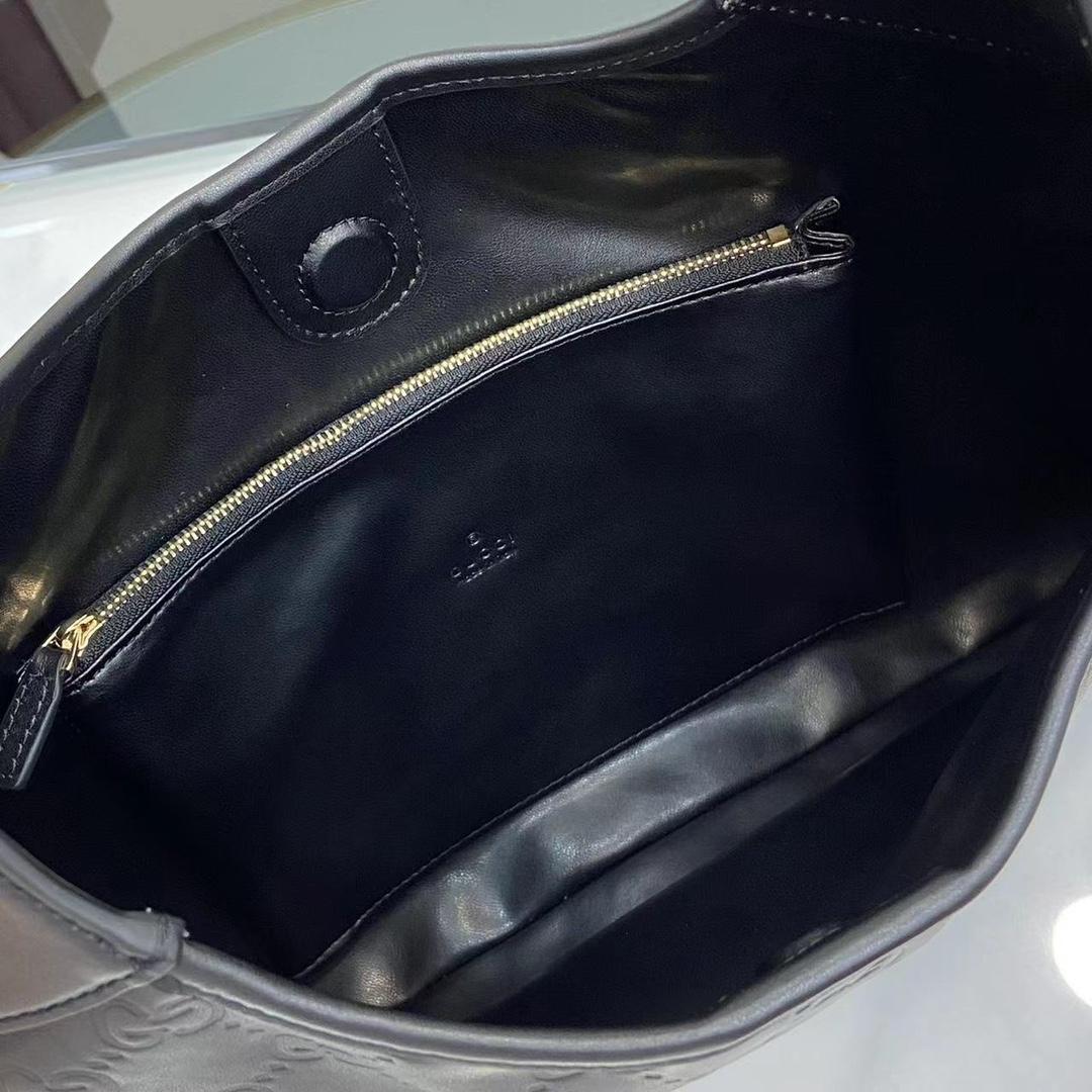 Gucci B Medium Shoulder Bag - 