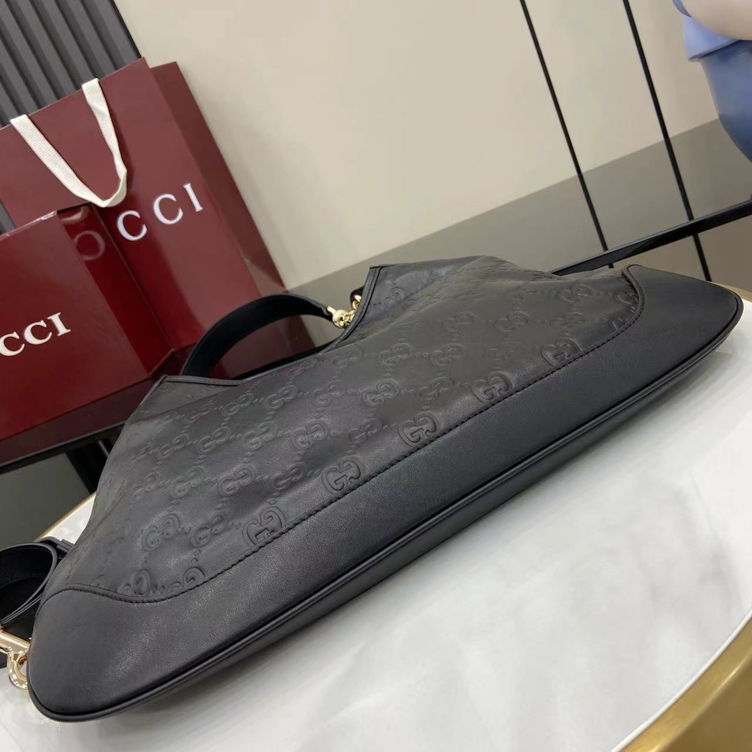 Gucci B Medium Shoulder Bag - 