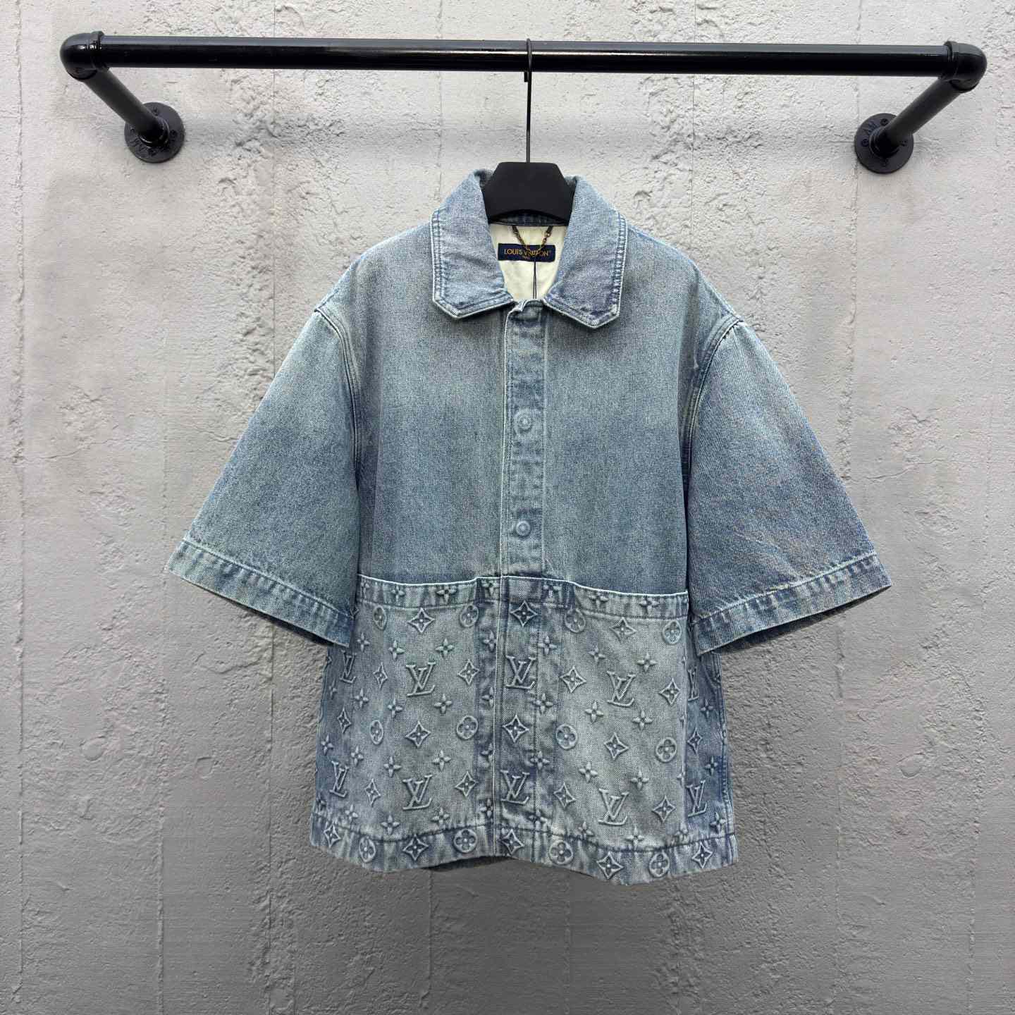 Louis Vuitton Short-Sleeved Denim Workwear Shirt  1ABLDG - DesignerGu