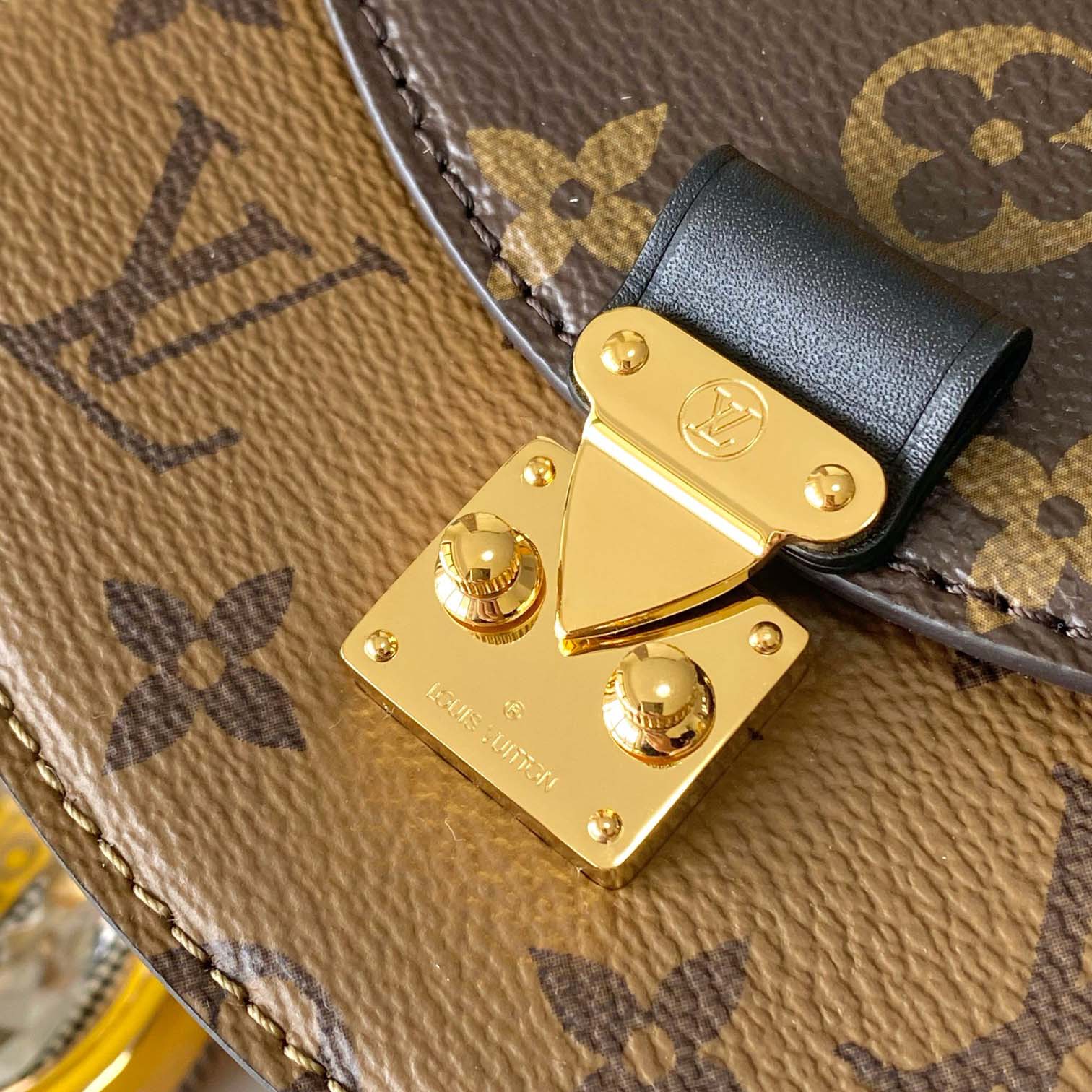 Louis Vuitton Tilsitt Handbag   M83473 - DesignerGu
