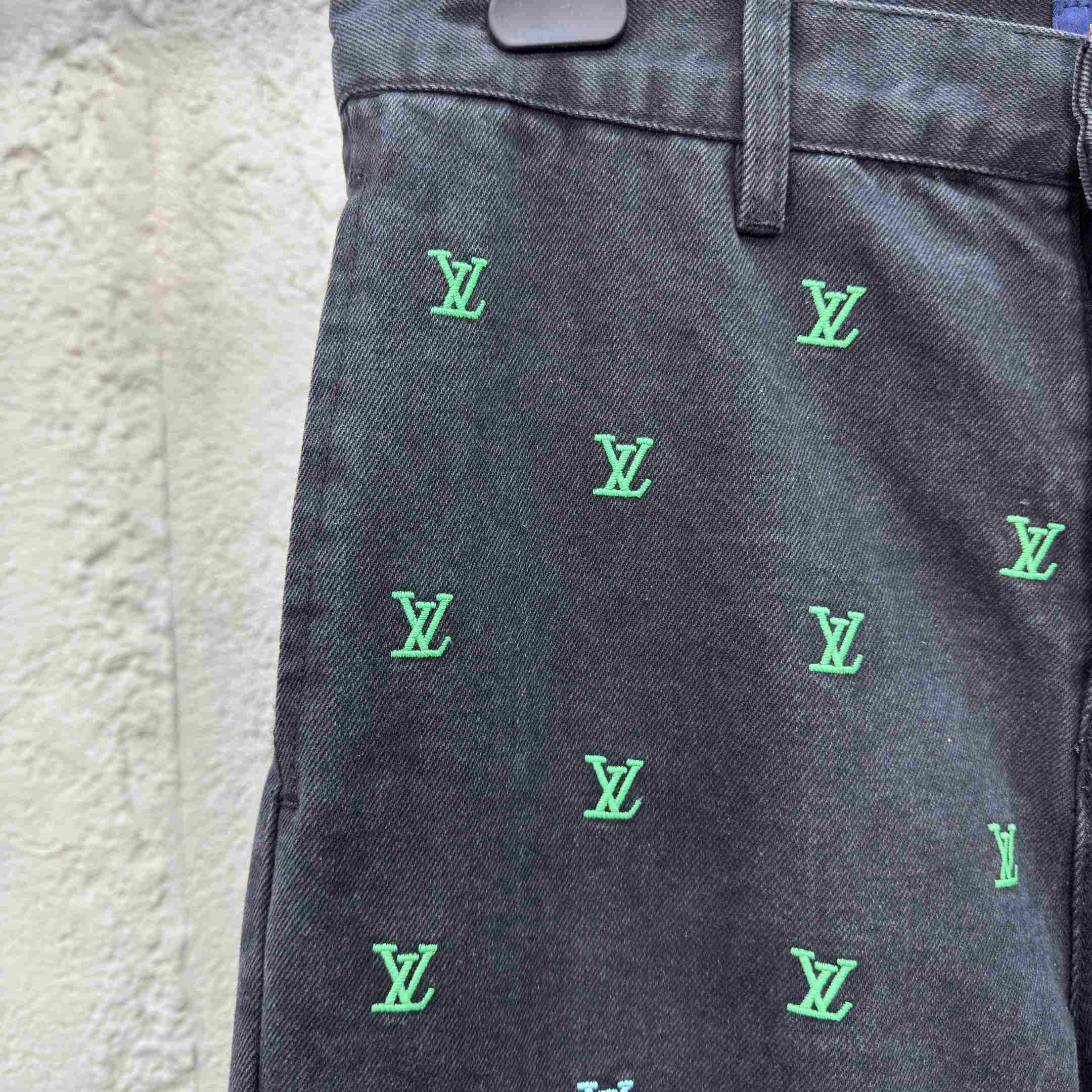Louis Vuitton LV Blason Gradient Embroidered Denim Skate Pants   1AGTHE - DesignerGu