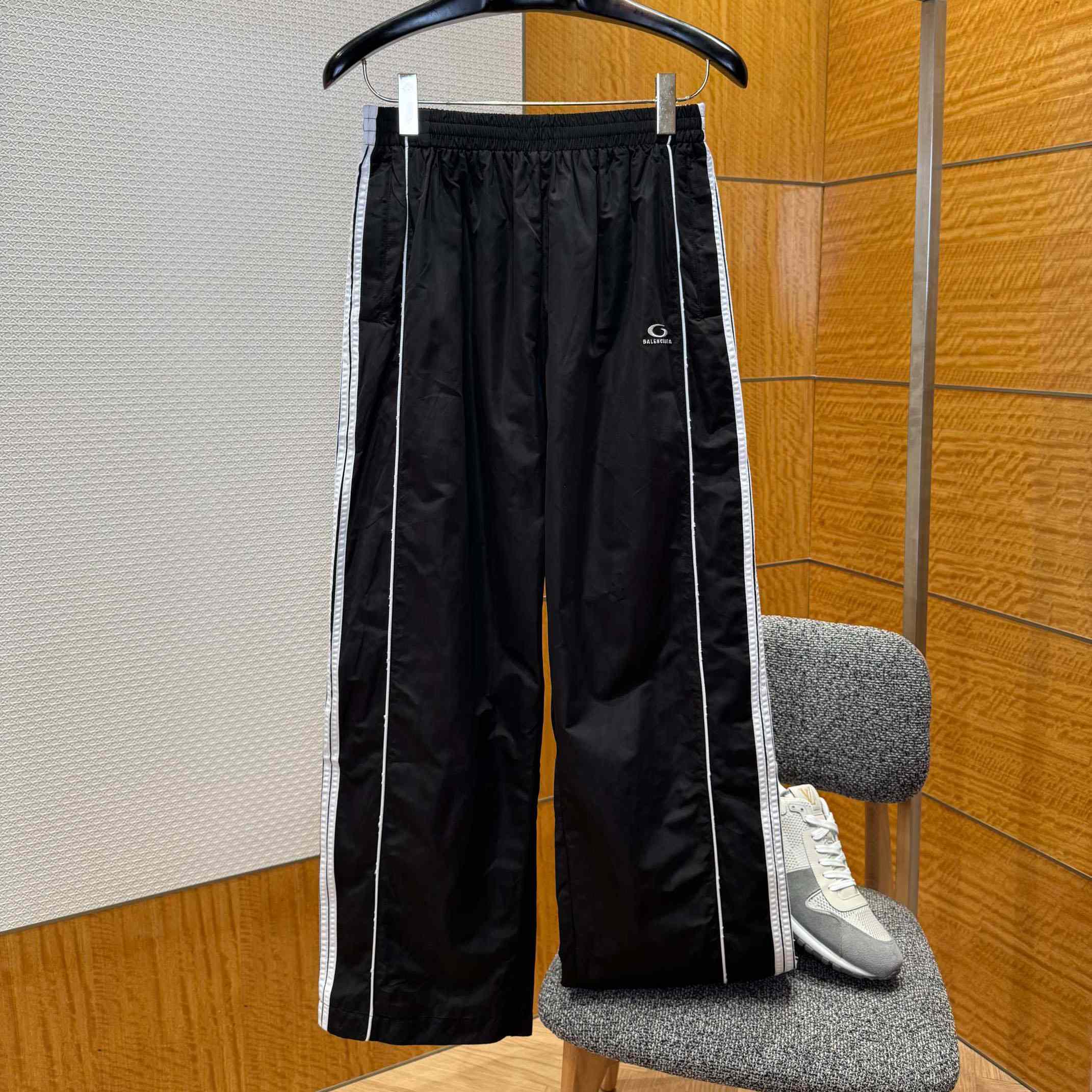 Balenciaga Large Tracksuit Jacket And Pants  In Black And White Stretch Technical Fabric - DesignerGu