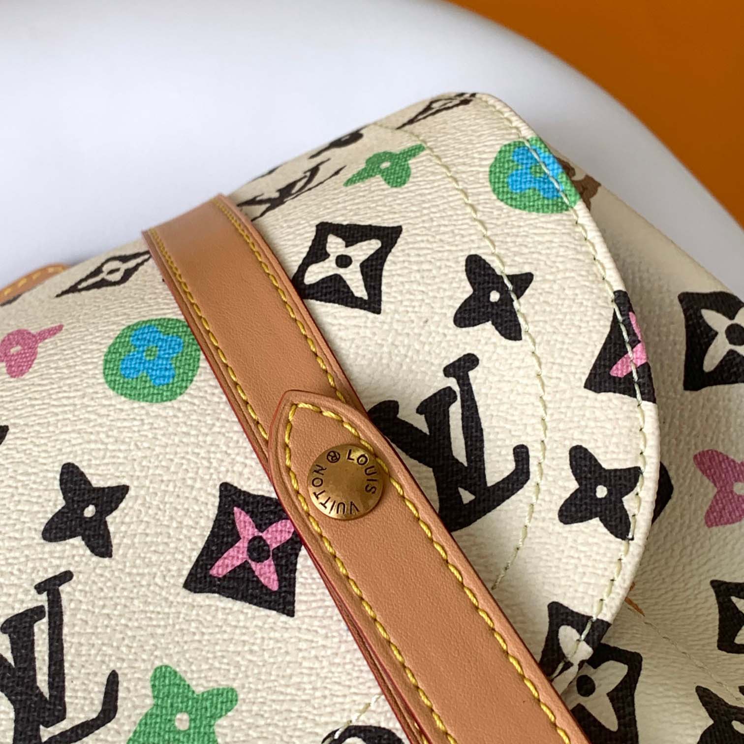 Louis Vuitton Christopher MM   M25240 - DesignerGu