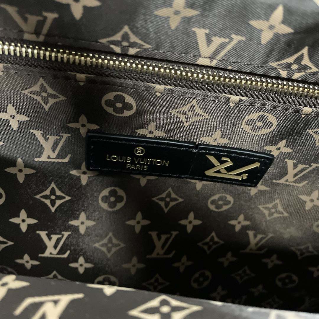 Louis Vuitton Monogram Giant Pillow OnTheGo MM   (41 x 34 x 19cm) - DesignerGu