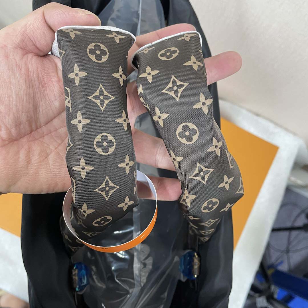 Louis Vuitton Monogram Giant Pillow OnTheGo MM   (41 x 34 x 19cm) - DesignerGu