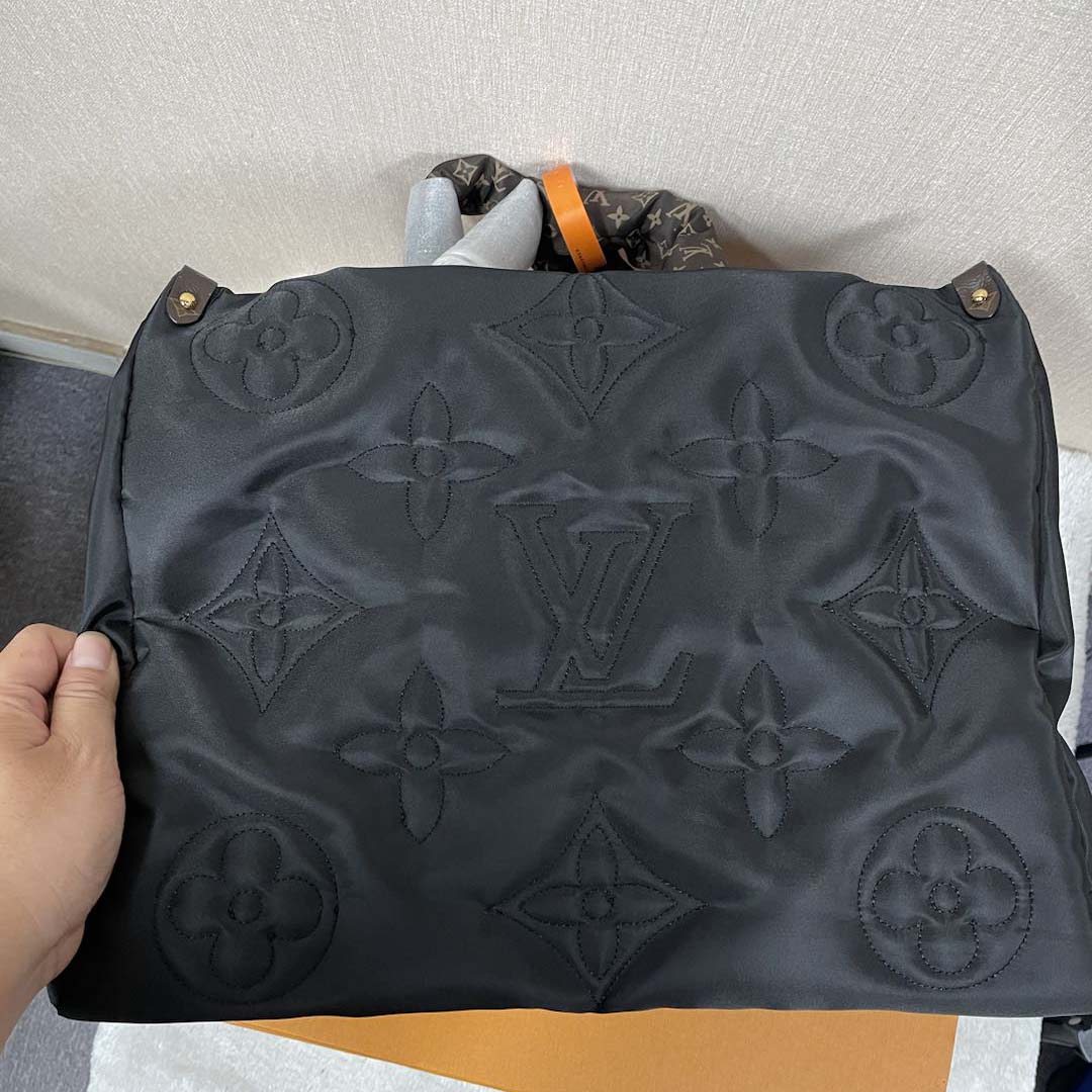 Louis Vuitton Monogram Giant Pillow OnTheGo MM   (41 x 34 x 19cm) - DesignerGu