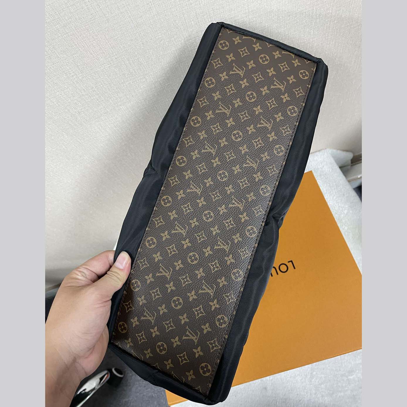 Louis Vuitton Monogram Giant Pillow OnTheGo MM   (41 x 34 x 19cm) - DesignerGu