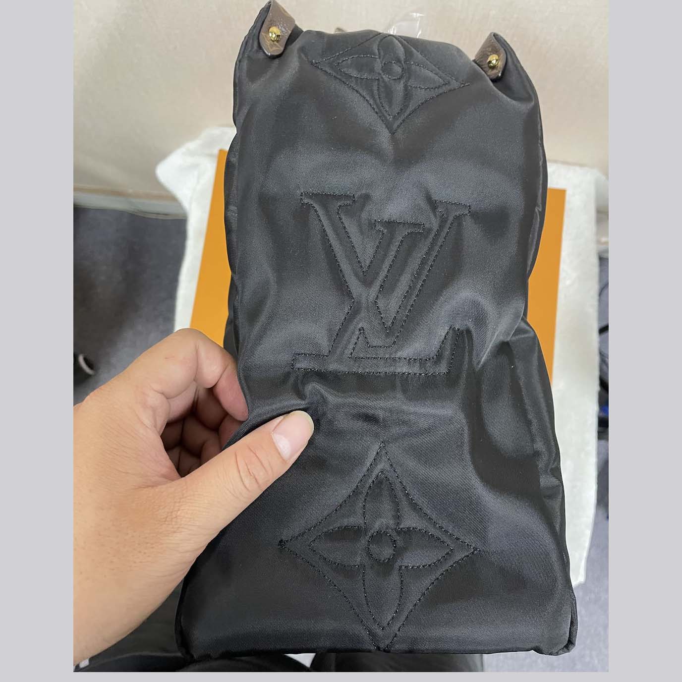 Louis Vuitton Monogram Giant Pillow OnTheGo MM   (41 x 34 x 19cm) - DesignerGu