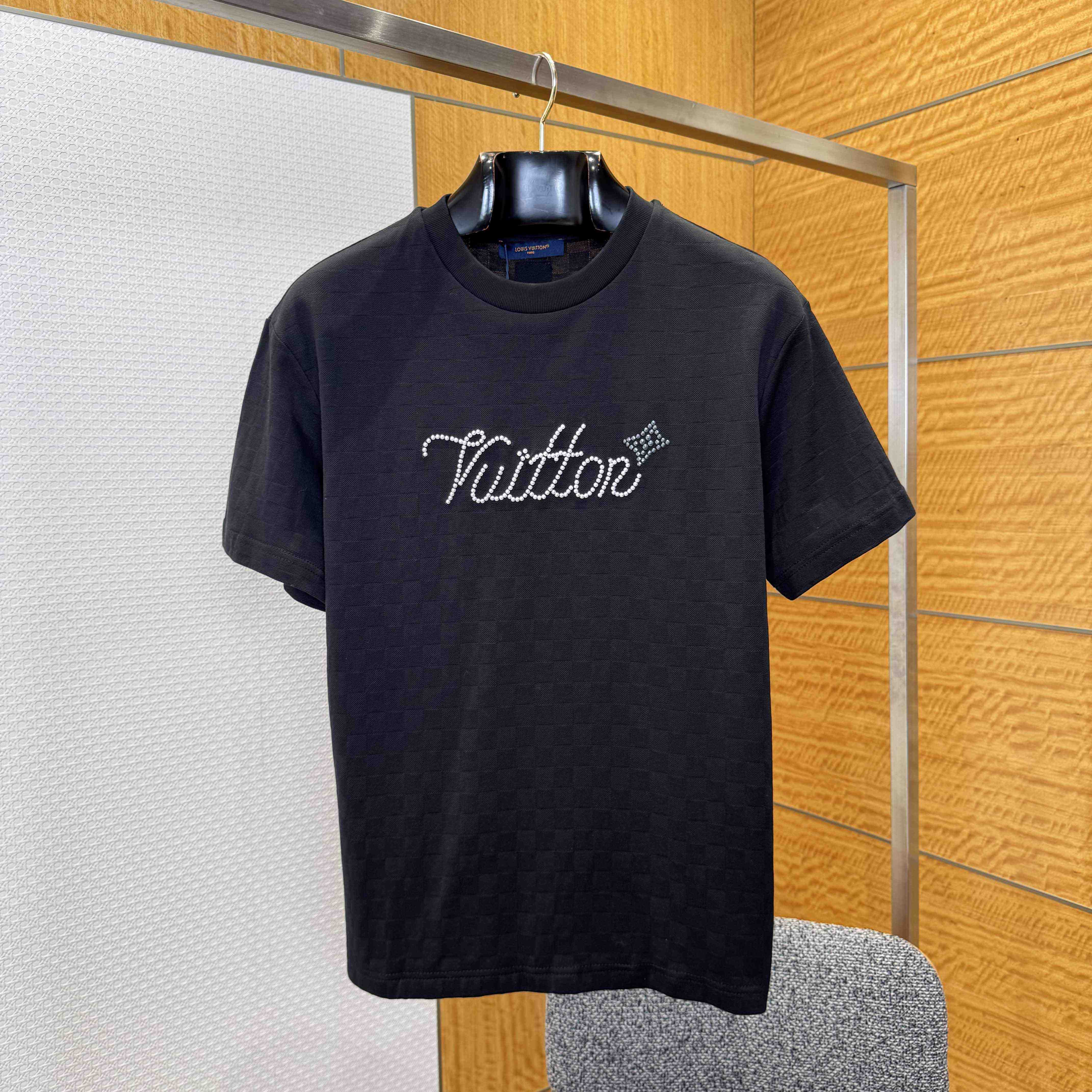 Louis Vuitton Signature Embellished T-Shirt   1AIMLZ - DesignerGu
