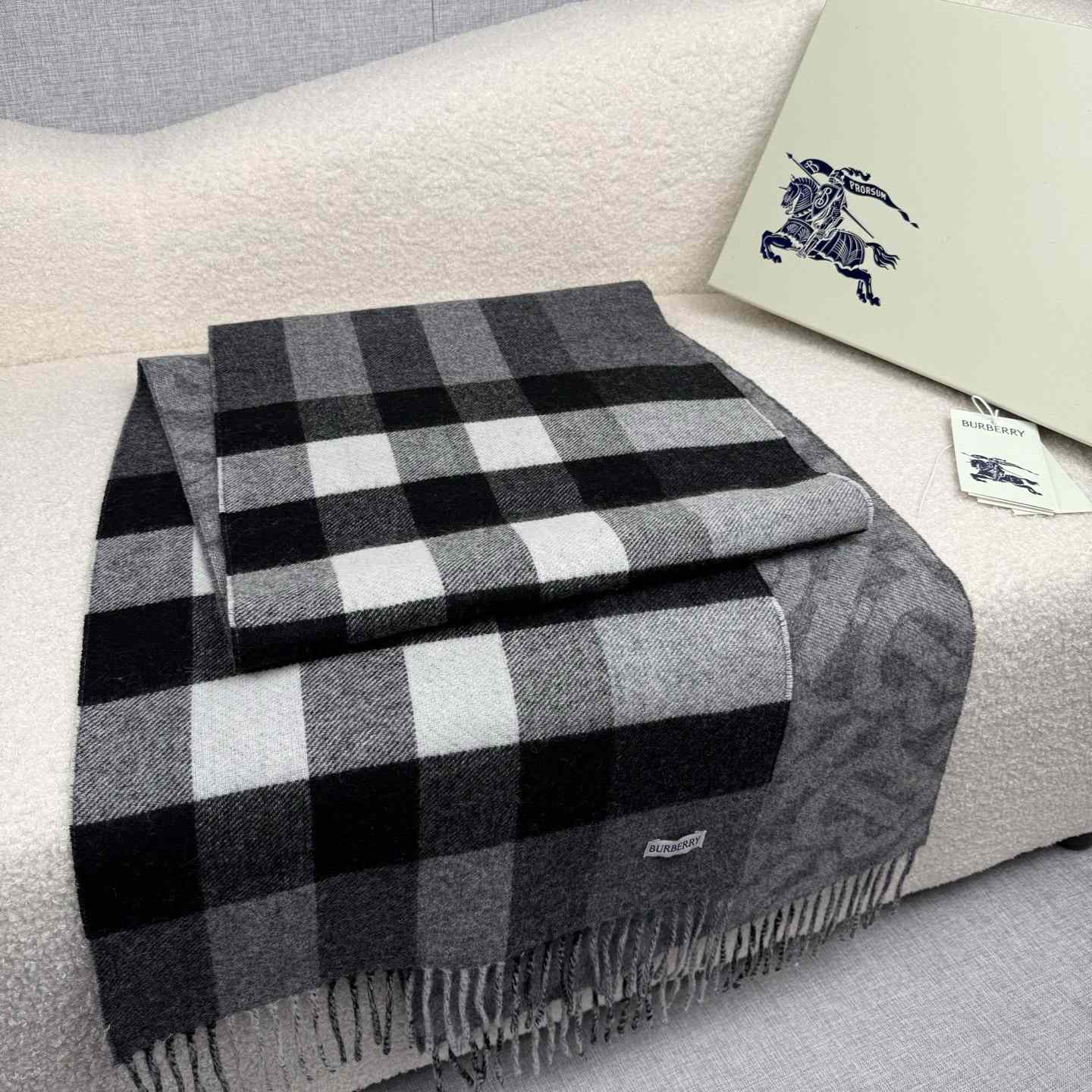 Burberry Reversible Check And Monogram Cashmere Scarf  - DesignerGu