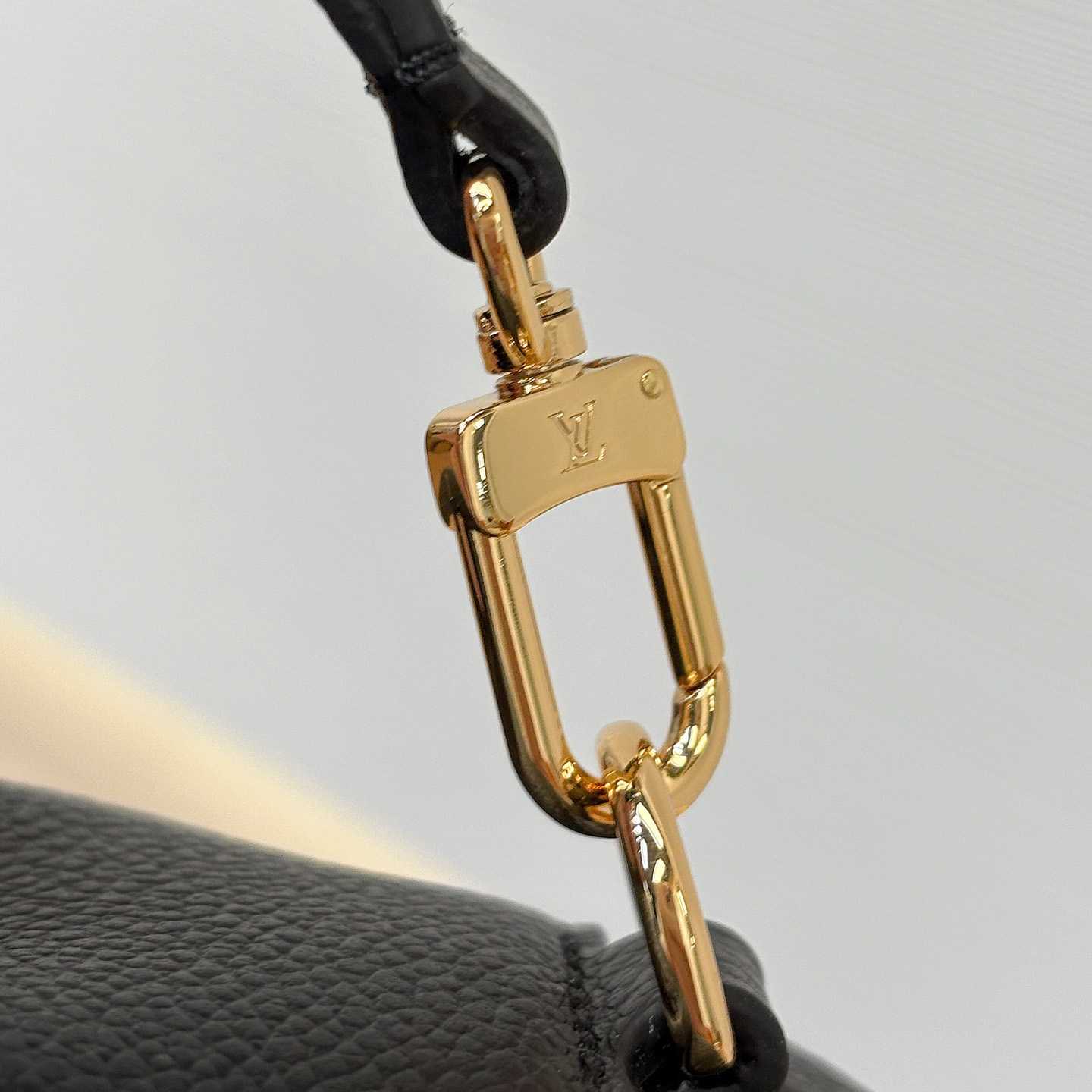 Louis Vuitton Tiny Camera Bag   M25518 - DesignerGu