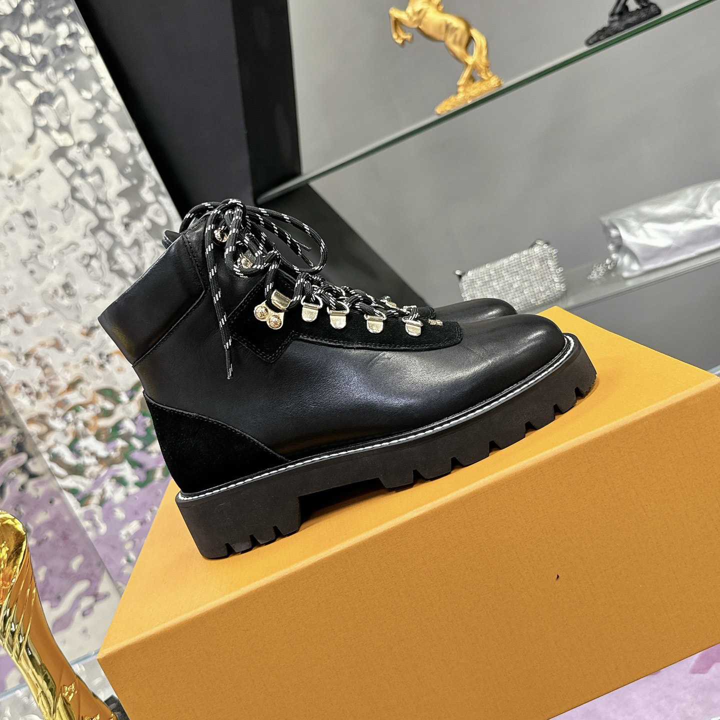 Louis Vuitton Territory Flat Ranger     1ACIBW Louis Vuitton Territory Flat Ranger     1ACIBW - DesignerGu