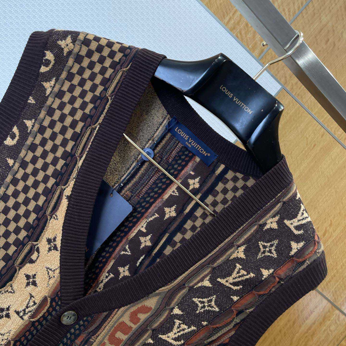 Louis Vuitton Cardigan Vest   1AIM64 - DesignerGu