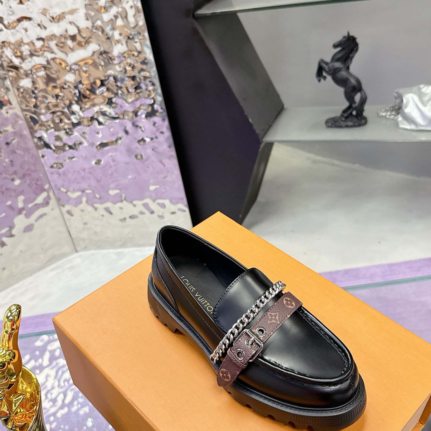 Louis Vuitton District Flat Loafer   1AICBZ - DesignerGu