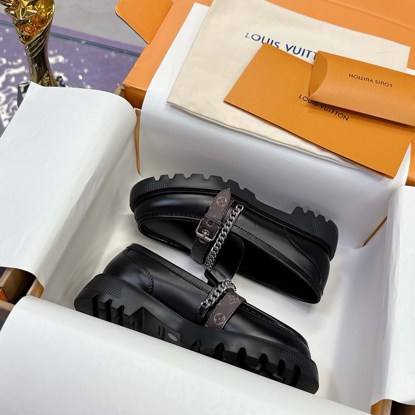 Louis Vuitton District Flat Loafer   1AICBZ - DesignerGu