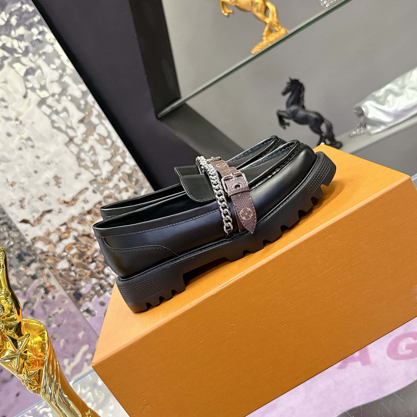 Louis Vuitton District Flat Loafer   1AICBZ - DesignerGu