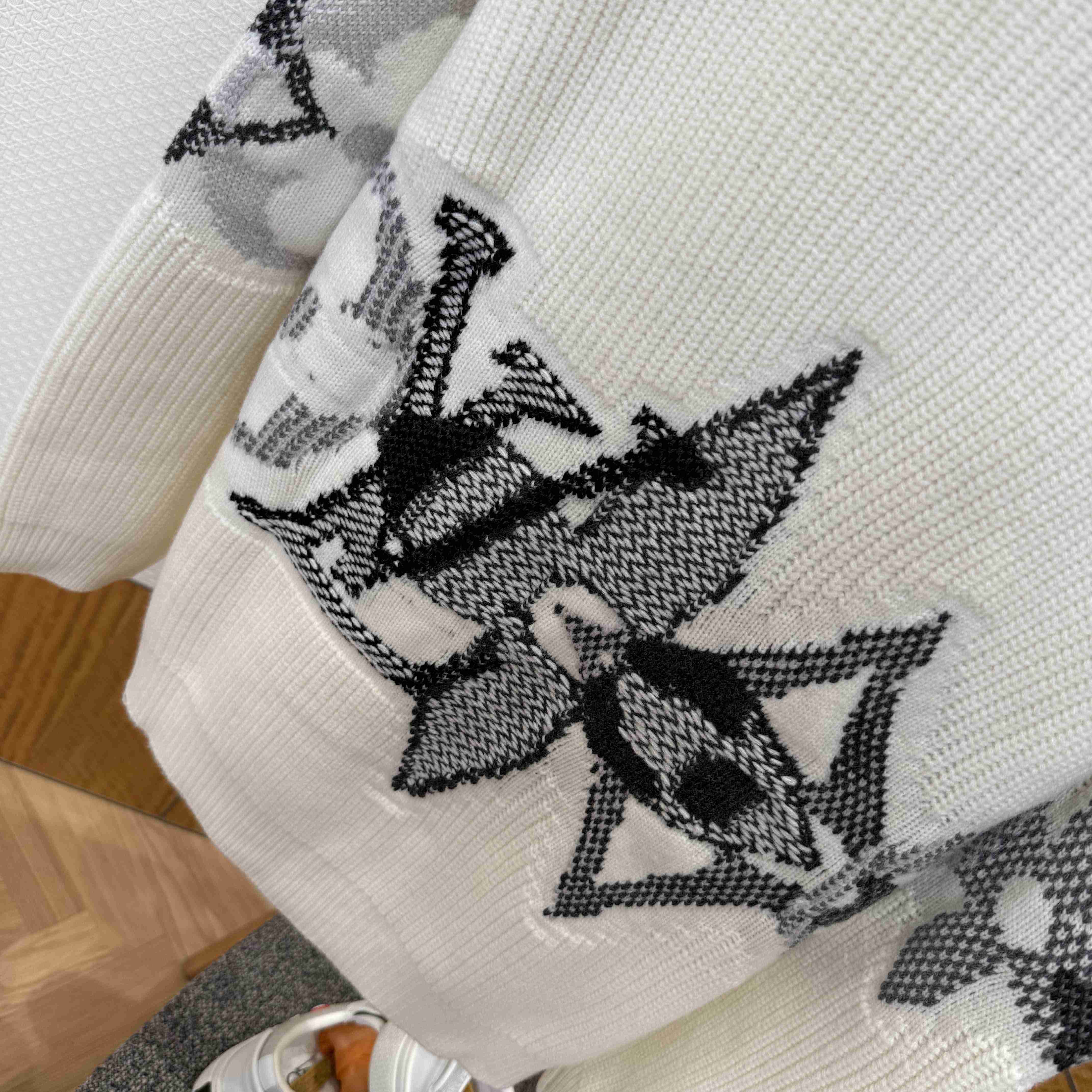 Louis Vuitton Graphic Knitted Cardigan   1AJBX9 - DesignerGu