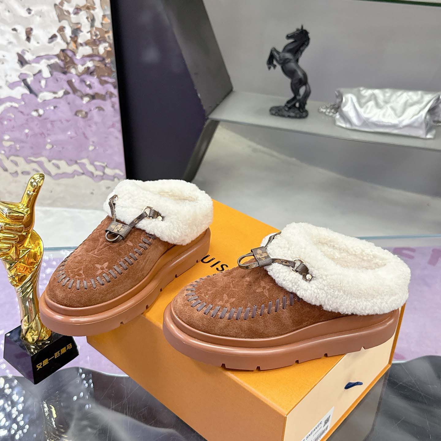 Louis Vuitton Cortina Closed Mule   1AITIN - DesignerGu