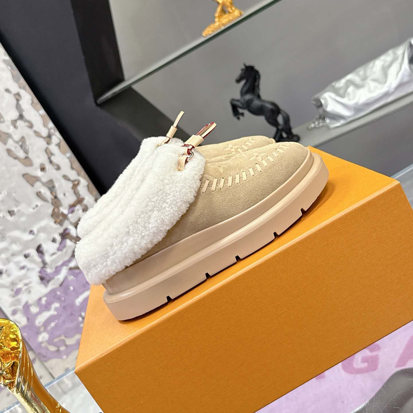 Louis Vuitton Cortina Closed Mule   1AITI6 - DesignerGu