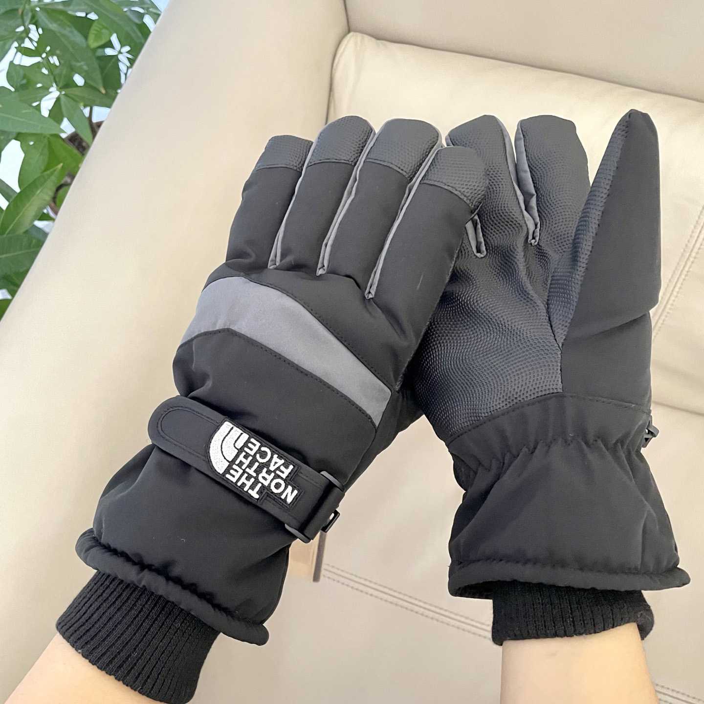 The North Face Men's Gloves - DesignerGu