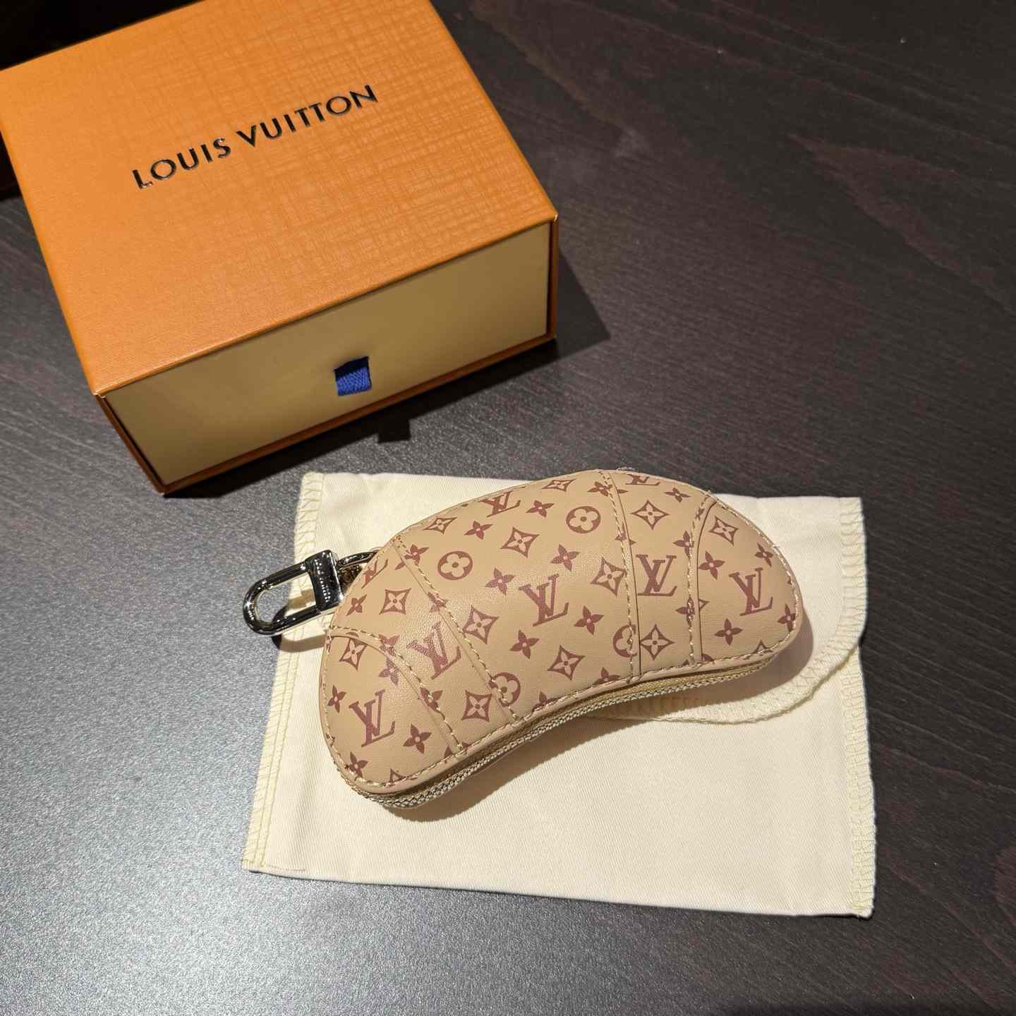 Louis Vuitton LV Croissant Bag Charm    M01858 - DesignerGu